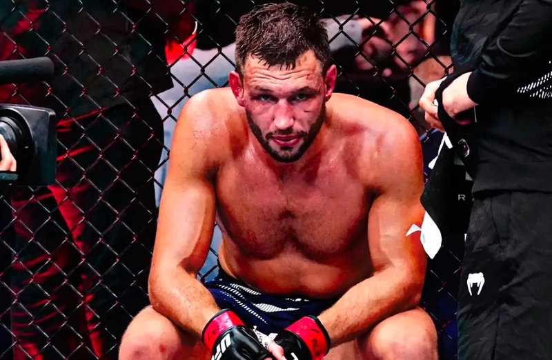 Рейнир де Ридер се срина в класирането на UFC