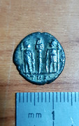 AE4 de Constantino II. GLOR-IA EXERC-ITVS. Un estandarte entre dos soldados. Trier. 20211017-214246