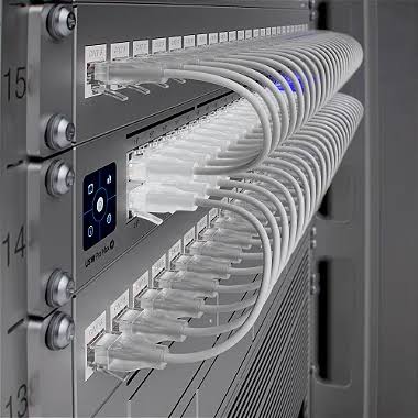 Portas Etherlighting do switch indicando conexões e velocidade