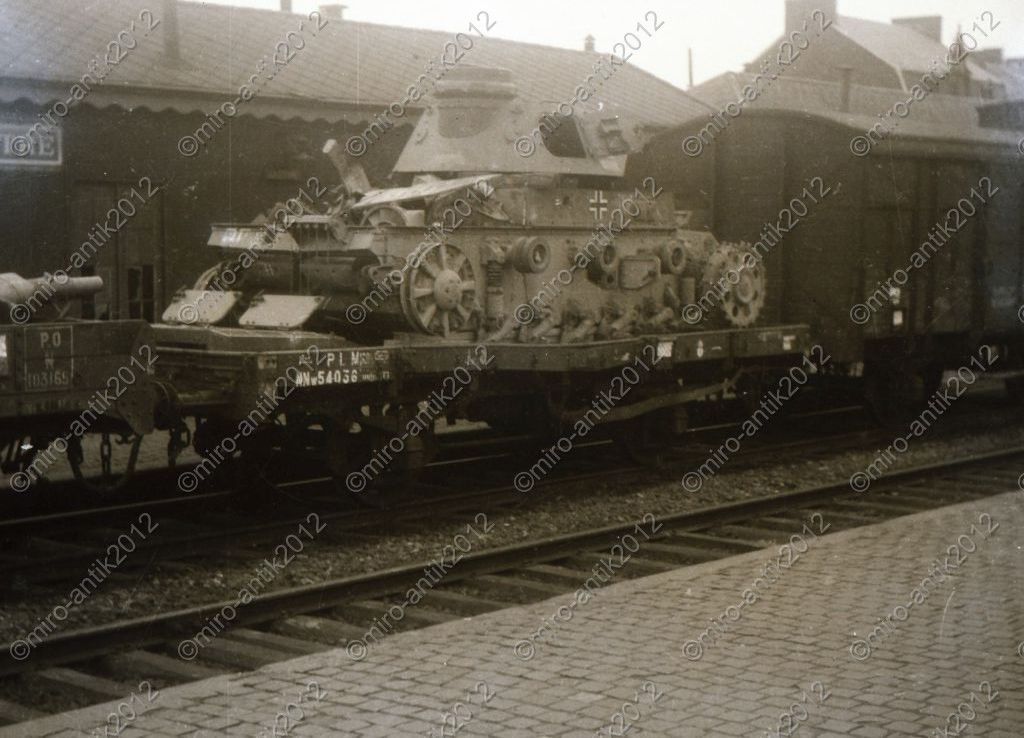 zerstörter Panzer III auf Eisenbahntransport, Fr