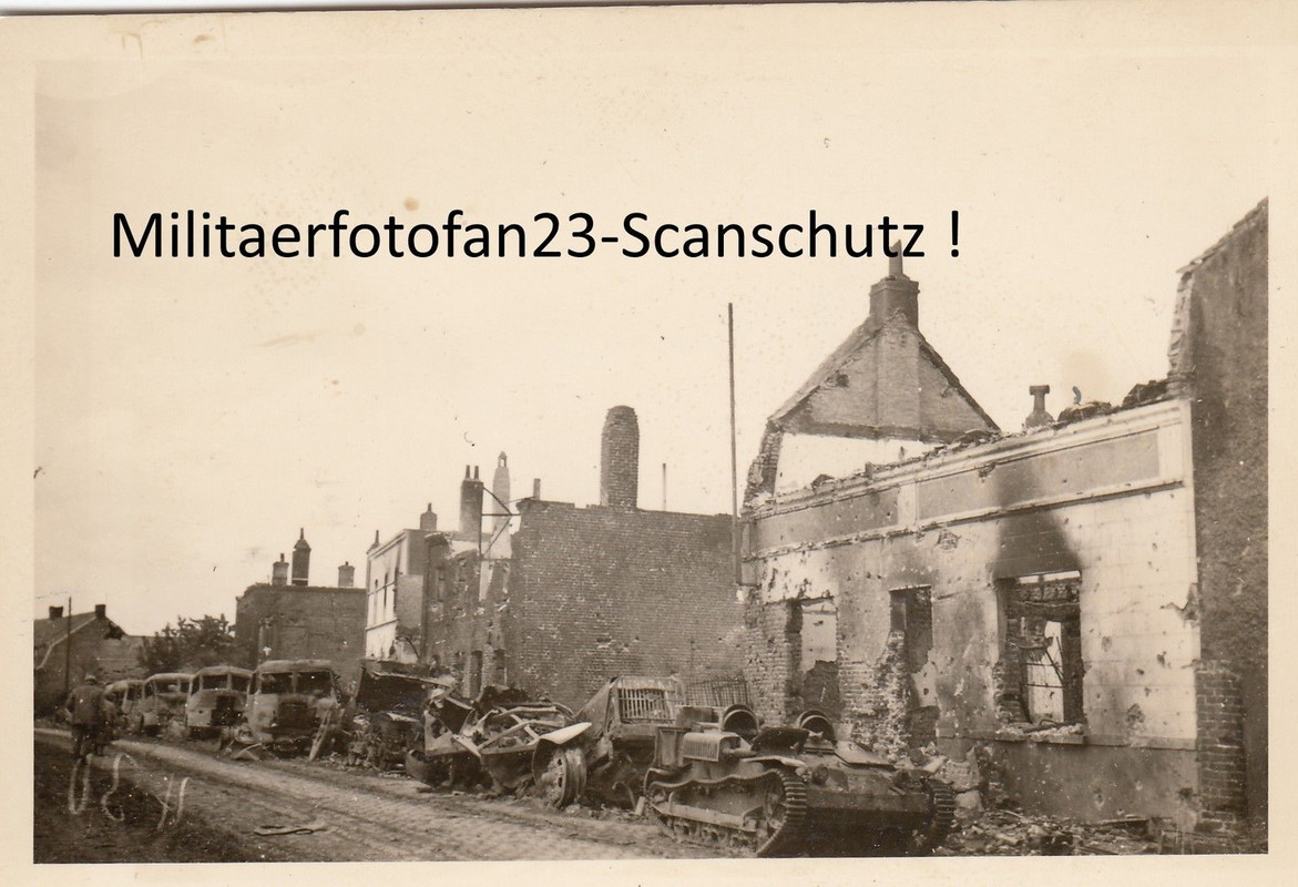 WH Flak-Rgt.Soldaten an zerstörten englischen Mi