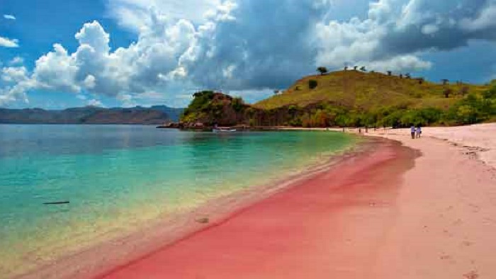 Pantai Gawu Soyo merupakan satu-satunya pantai berwarna pink di pulau Sumatera.