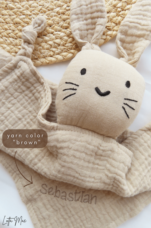 Este peluche de conejito está hecho del algodón muselina 100% más suave, por lo que es perfecto para acurrucarlo y llevarlo contigo. ¡Seguro que se convertirá en el compañero favorito de tu hijo! Además, este peluche tiene un toque especial: puede bordar el nombre o la palabra que desee para hacerlo aún más especial. Perfecto para un baby shower o un regalo de Pascua, este peluche de conejito le aportará años de confort y recuerdos. Con su lujoso tejido, su nombre bordado y su dulce diseño de conejito, este arrullo se convertirá en el compañero favorito de su hijo. 

Además, es lavable a máquina y fácil de cuidar, lo que lo convierte en el compañero perfecto para llevar a todas partes. Su pequeño no querrá soltarlo nunca. Consigue hoy mismo un peluche Bunny Cuddle Cloth y deja que tu hijo se acurruque con su nuevo mejor amigo.