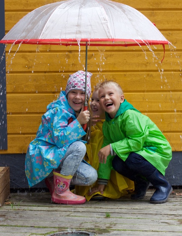 Deca ispod kišobrana