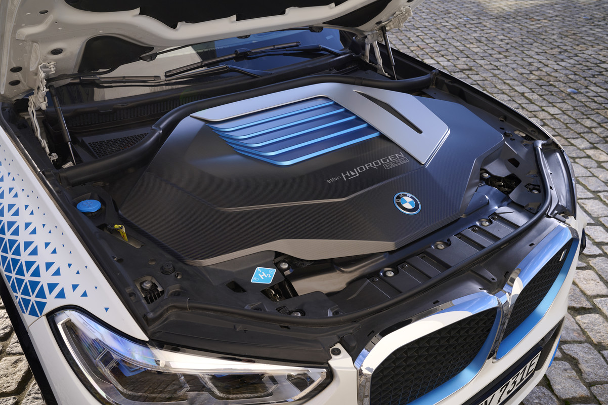 P90494460_highRes_bmw-ix5-hydrogen-on-