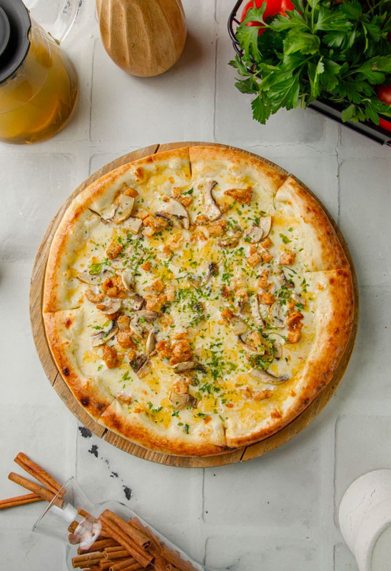 Пицца с курицей и грибами в сливочном соусе (640г)