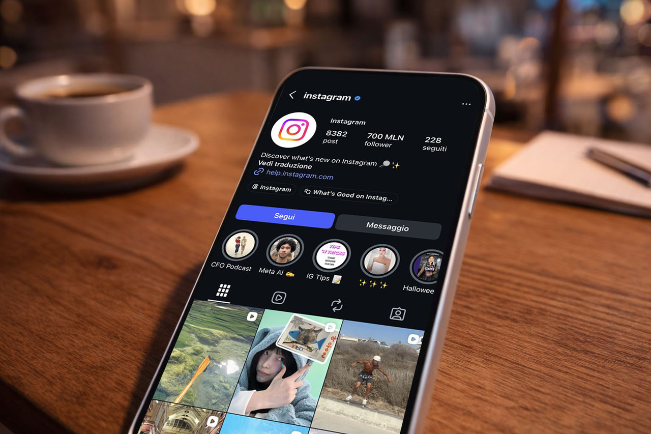 Iphone sul tavolo con profilo ufficiale Instagram in mostra.