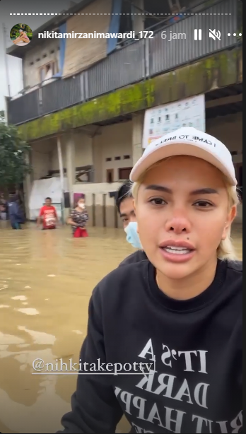Nikita Mirzani saat pakai perahu karet untuk temui warga Karawang terdampak banjir