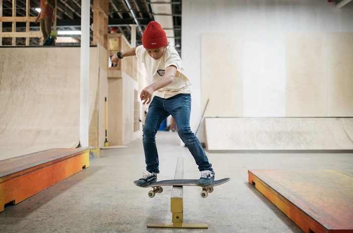 How do the Structure and Design of the Skating School Contribute to the Educational Process