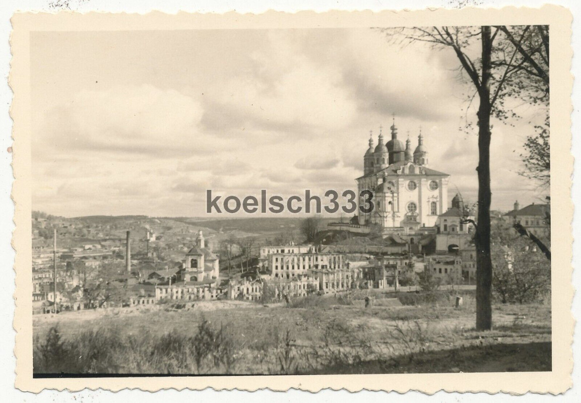 Foto Kathedrale und Häuser Ruinen im zerstörten Smolensk in Russland