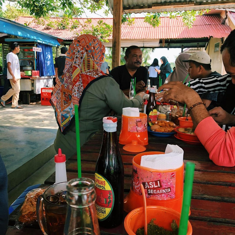 Pembeli di Warung Miso Pak Lek Pekanbaru.