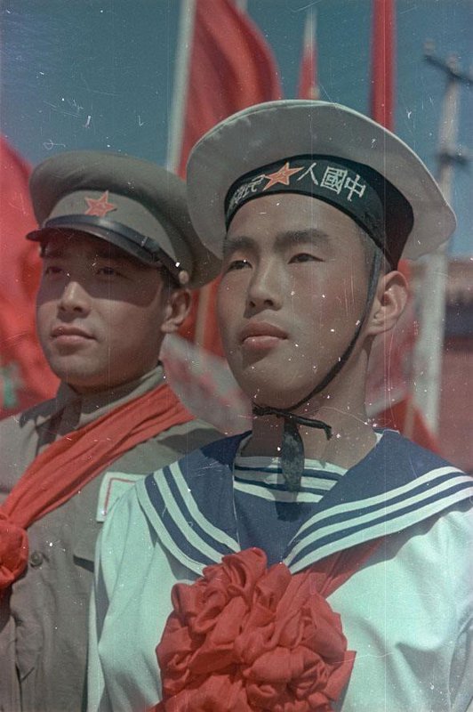 Провозглашение Китайской Народной Республики 1 октября 1949 г. Провозглашение Китайской Народной Республики 1 октября 1949 г. снимке, Владиславович, Владислав, Микоша, серой, куртке, СНИМКОВ, МНОГОМНОГО, КАТОМ, фотокинооператор, советский, случаю, октября, Тяньаньмэ́нь, площади, провозглашение, Китайской, автор, республики, Народной