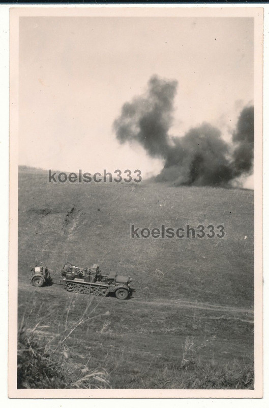 Foto Granateinschläge an Panzer Halbkette mit Sd. Anhänger an de