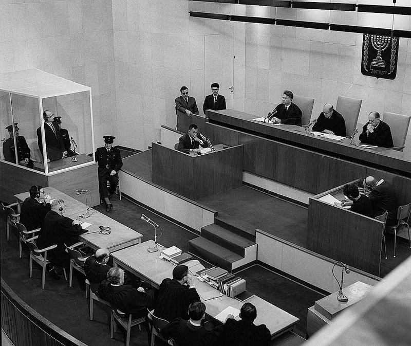 El acusado Adolf Eichmann de pie mientras el tribunal lo sentencia a muerte