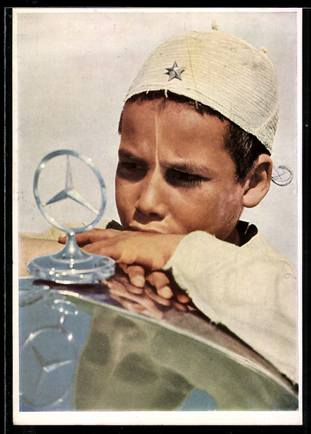 AK Tripolis Auto Mercedes Benz Araberjunge betrachtet den Stern an der Front des Autos