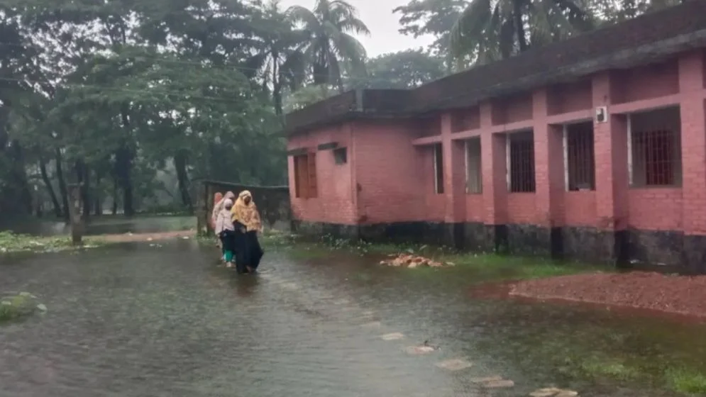 অন্তঃসত্ত্বাদের দুর্ভোগ, হাসপাতালের বরাদ্দে পাকা হলো নেতার বাড়ির সড়ক