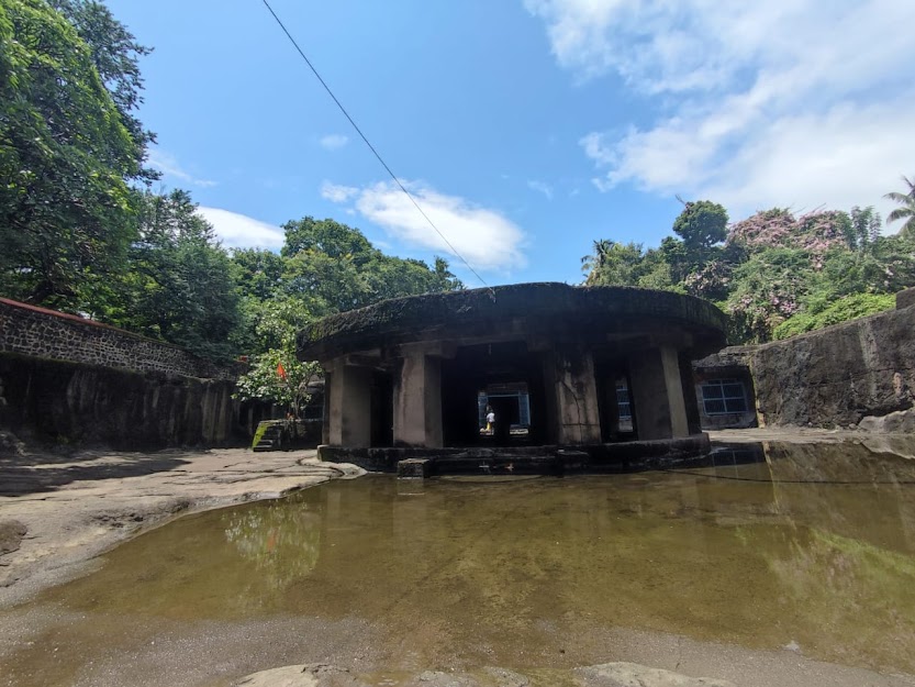 पाताळेश्वर लेण्यातील नंदीगृह - मोठा फोटो