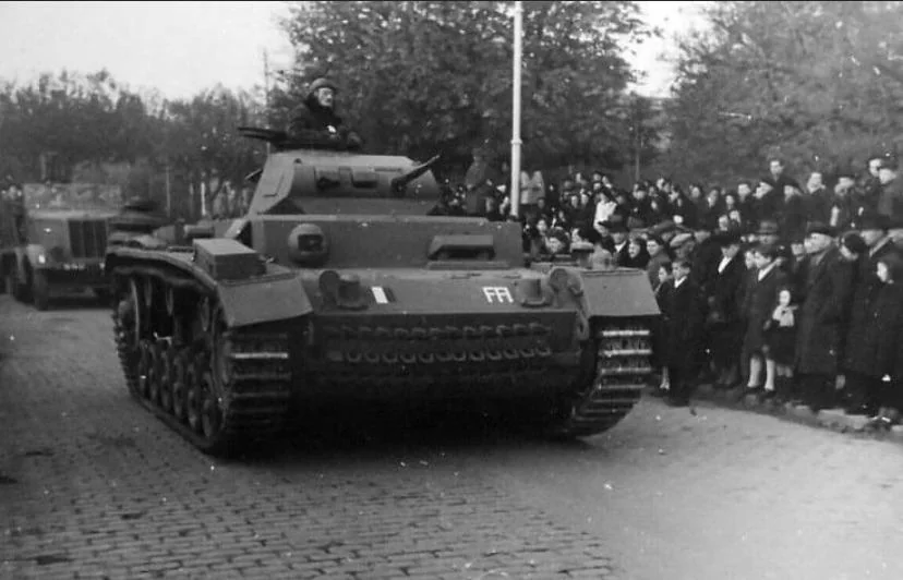 Chars insolites - Page 14 Panzer-III-avec-une-tourelle-Panzer-II-utilis-e-par-les-Forces-fran-aises-de-l-int-rieur-FFI