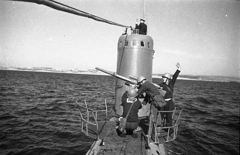 Тренировка артиллерийского расчета подводной лодки, 1947г. Шейнин Б.