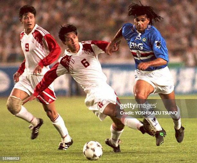 beijing-china-dutch-football-star-ruud-gullit-of-sampdoria-runs-past-unidentified-chinese-1016990243.jpg