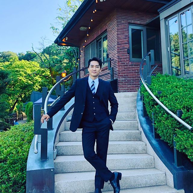 Song Seung-heon adalah aktor Korea Selatan yang terkenal karena aktingnya dalam Autumn in My Heart (2000), East of Eden (2008), My Princess (2011), Black (2017), dan Player (2018) dan Dinner Mate (2020).