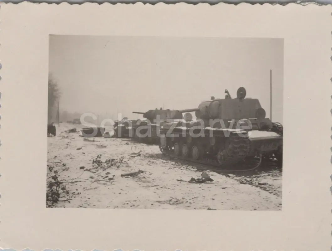 Foto, I.R. 209 zerstörte KW-1 Panzer Uferstraße Leningrad 1941 RUS 1 (MJ-24)1025