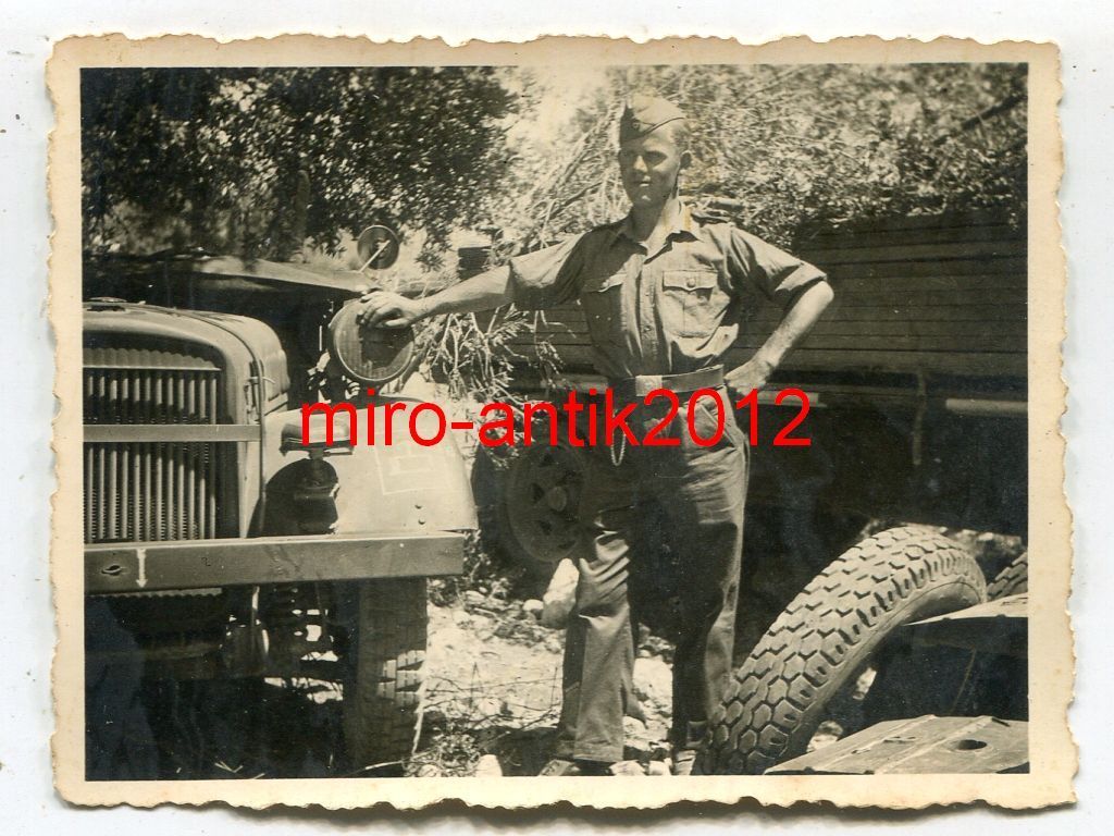 Foto, Soldat an seinem PKW, Kübelwagen, Stoewer,