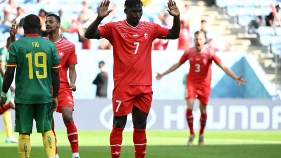 Con un gol de Embolo, Suiza vence a Camerún en su primer partido del Mundial Qatar 2022Breel Embolo, jugador del Mónaco FC, de origen camerunés, fue quien metió el gol que le dio el triunfo a Suiza en su primer duelo por la Copa del Mundo 