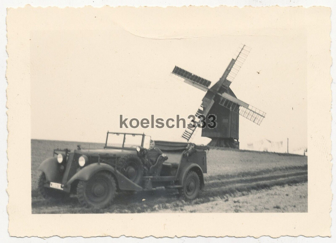 Foto Kübelwagen der Luftwaffe vor einer Windmühle im Osten
