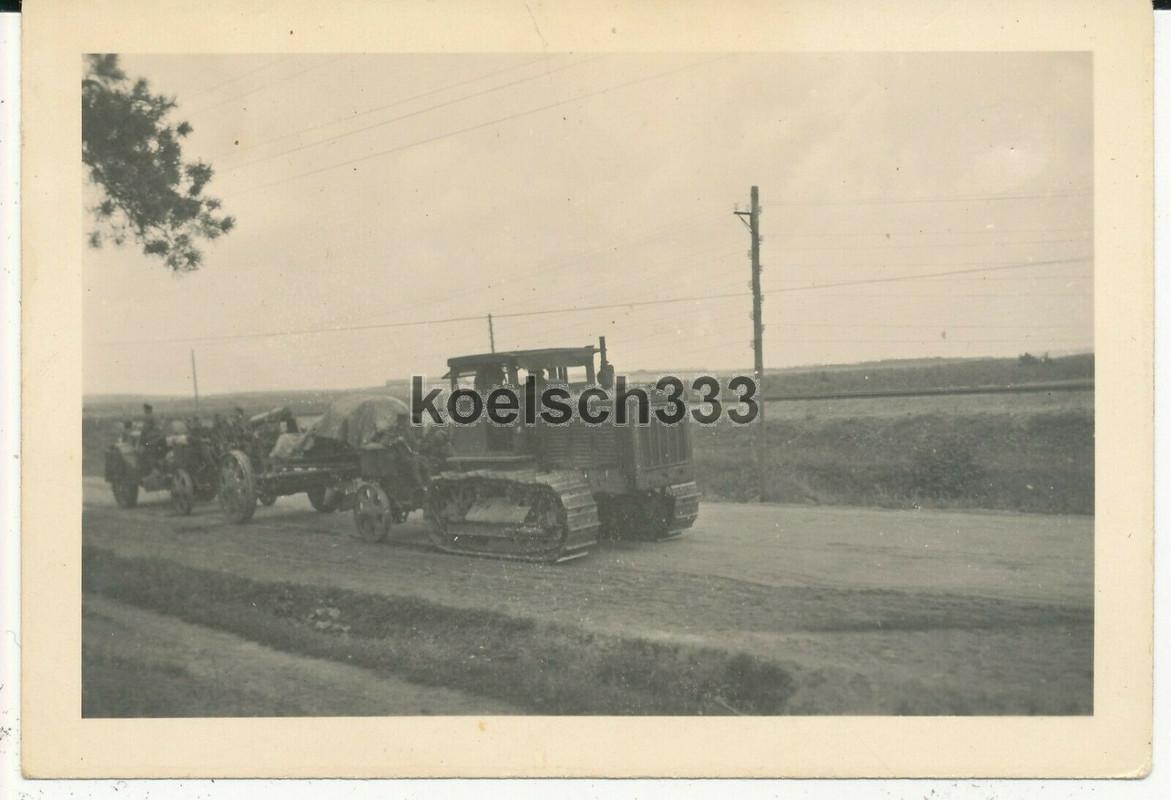 Foto erbeuteter russischer Artillerie Traktor schleppt Geschütze der Wehrmacht !