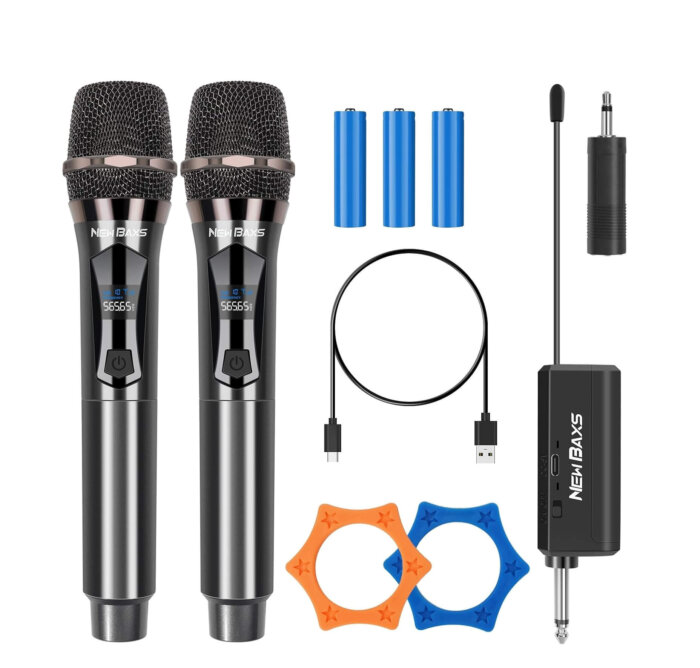 Set de dos micrófonos inalámbricos New Baxs CS200 con su receptor.