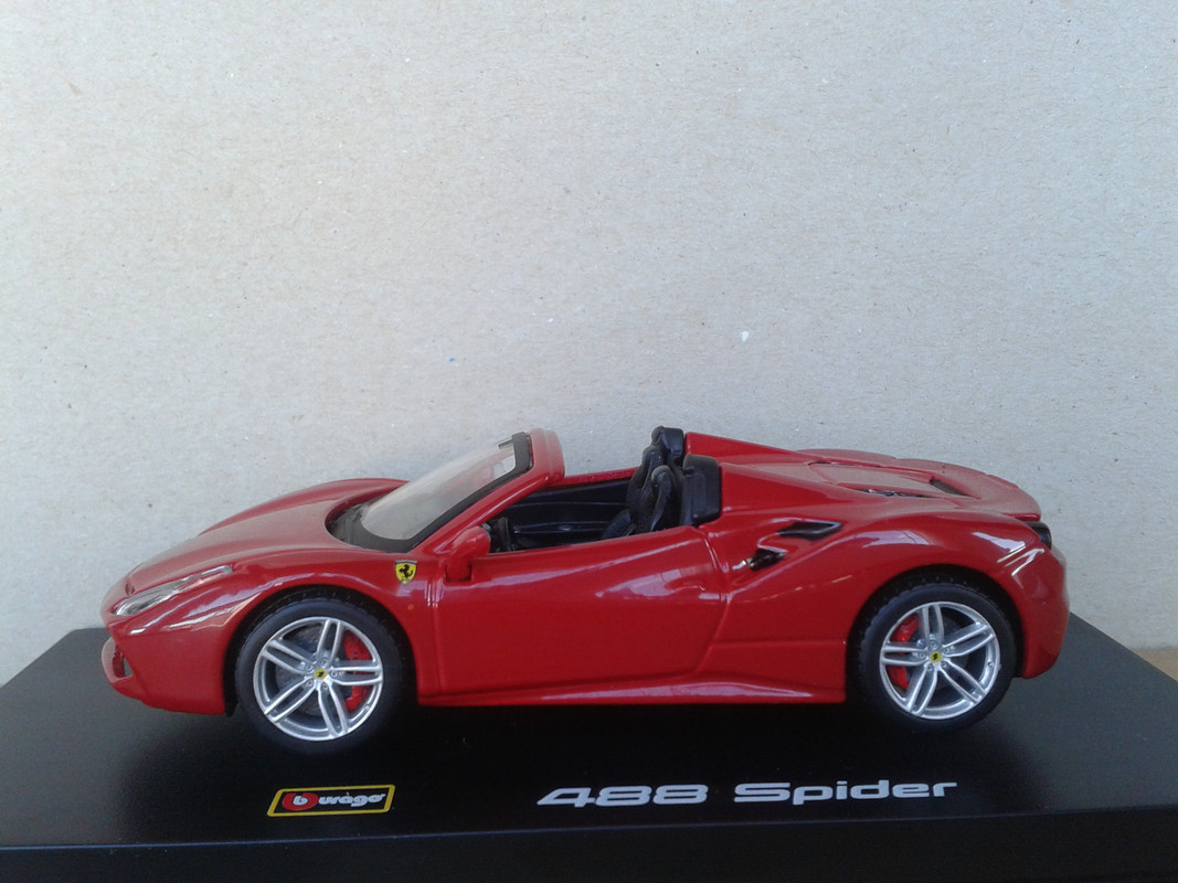 2016 Ferrari 488 Spider (Bburago Signature Series) (10)