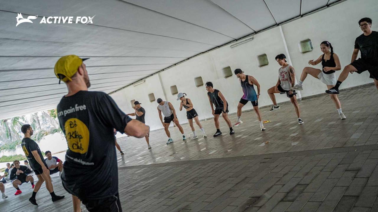 Huấn luyện viên hướng dẫn khởi động động trước buổi tập chạy bộ tại Active Fox