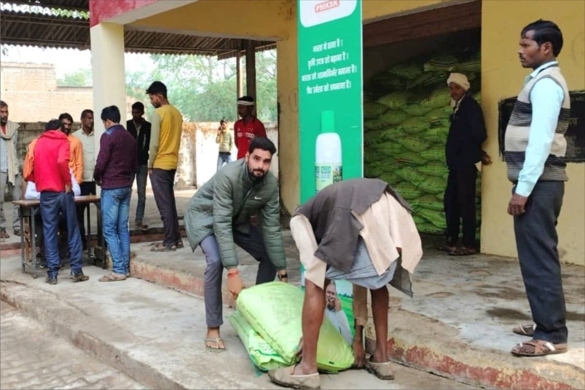 जनपद के 282174 कृषकों को सहकारी समितियां एवं निजी उर्वरक बिक्री केंद्रों के माध्यम से 25378 मै0टन डी0ए0पी0 एवं 17690 मै0टन यूरिया का वितरण किया गया