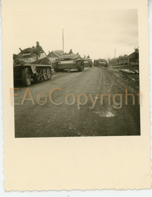 Russland Panzer Tank StuG Sturmgeschütz Halbkette Vormarsch Foto