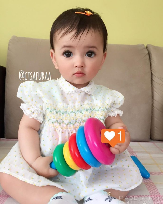 Родители выложили в сеть фотографии своей девочки и она покорила миллионы своим взглядом