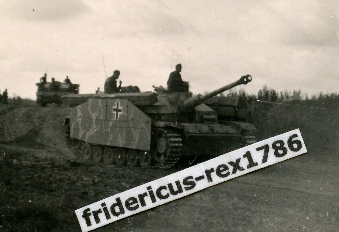 Foto WH Sturmgeschütz Stug Seitenschürze Hammer Tarnanstrich camo HKL fahrt