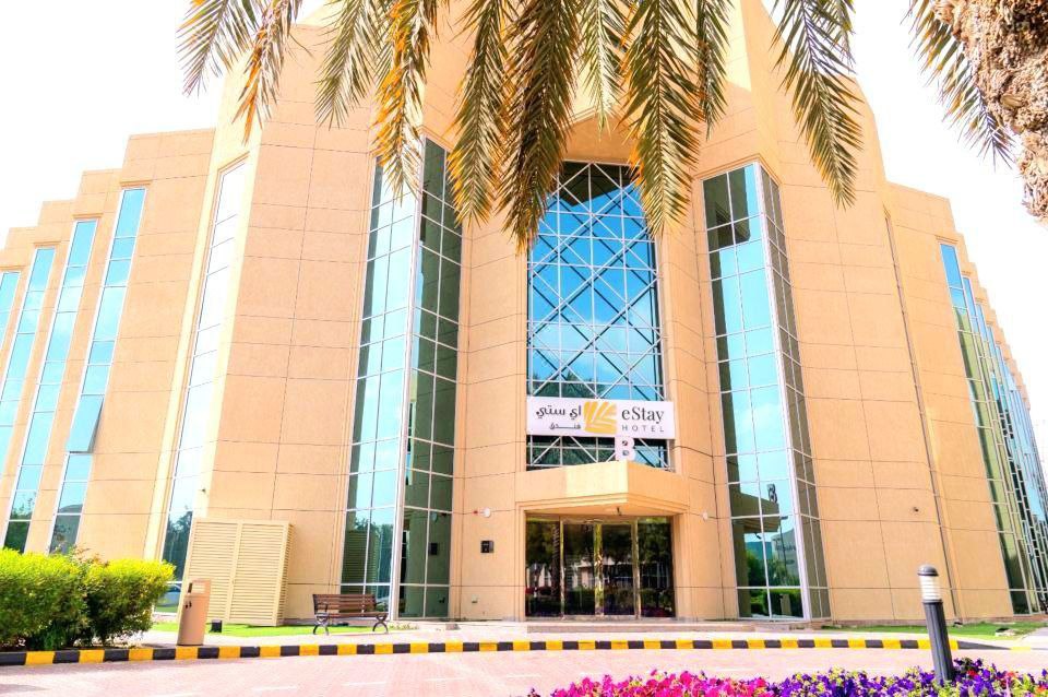 الواجهة الخارجية لفندق eStay Hotel Dubai، بمظهر عصري وموقع قريب جدًا من مطار دبي، ما يجعله مثاليًا للإقامات القصيرة.