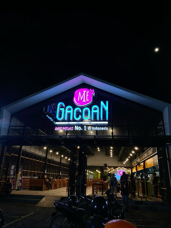 Area outdoor malam dengan lampu neon