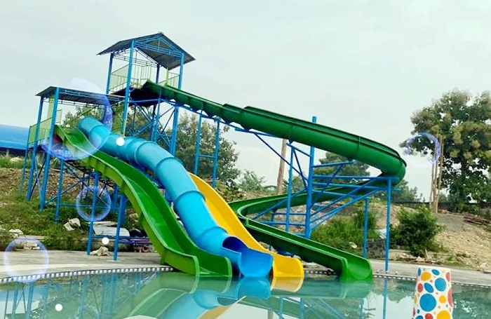 Sampang Waterpark diklaim sebagai kolam renang terbesar di Madura dan memiliki. Tersedia kolam renang anak, kolam renang dewasa hingga kolam renang atlet.