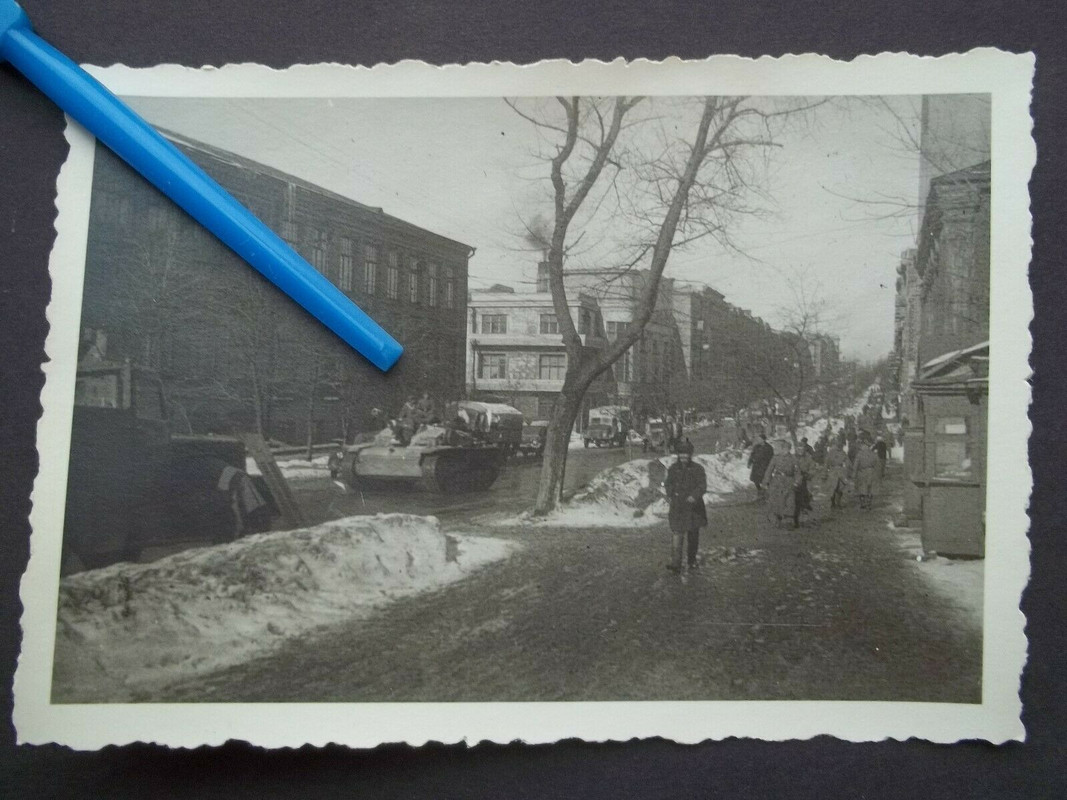 Foto Stalino, Sturmgeschütz, STUG Langrohr, belebte Straßenszene