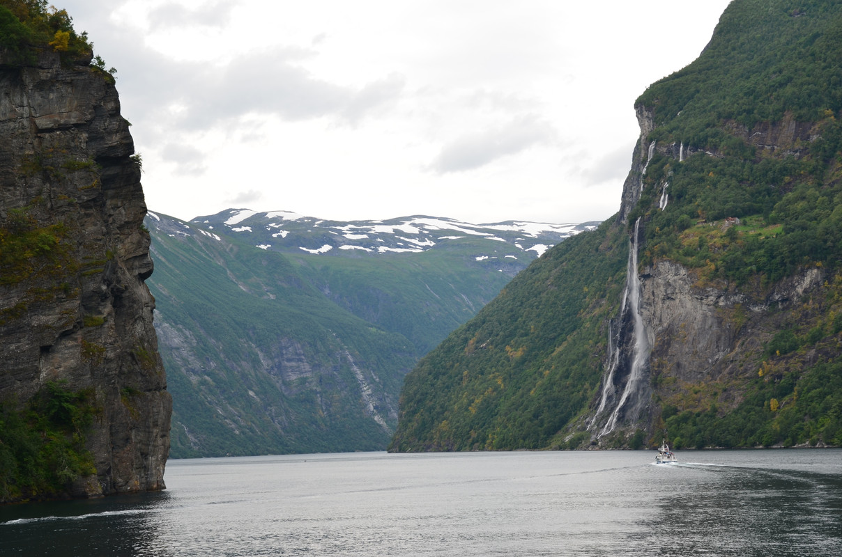 Noruega 10 días de cabañas y con niños - Blogs de Noruega - ETAPA 4- Crucero por el Fiordo Geiranger hacia Hellesyt- Glaciar Briksdal (2)