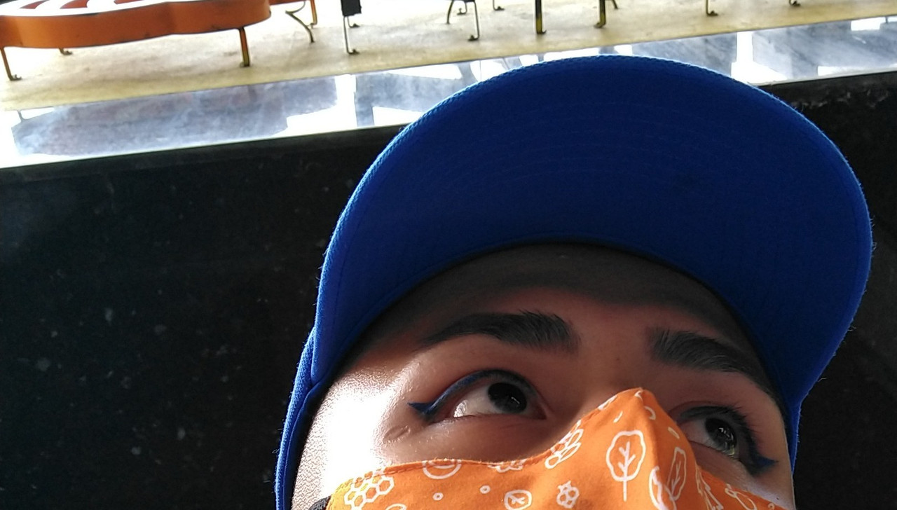 Chico denuncia disciminación por usar delineador en su trabajo