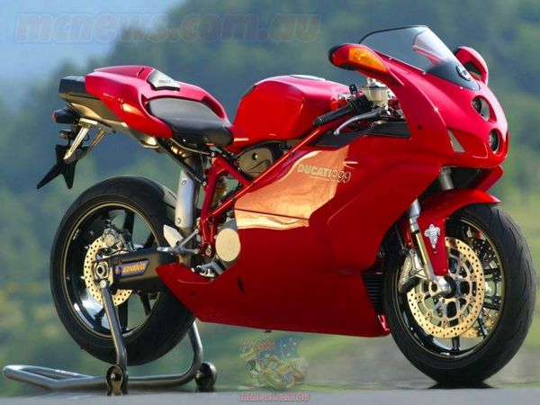 Мотоцикл DUCATI 999 является эволюцией стиля и мощности Мотоцикл DUCATI 999 является эволюцией стиля и мощности