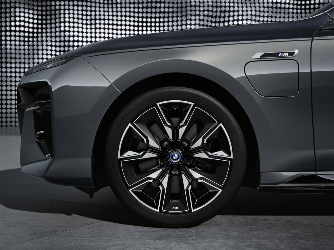 P90458834_highRes_the-new-bmw-m760e-xd