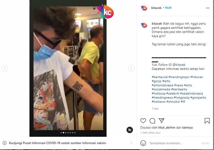 Pemuda tersebut mengantre untuk memesan makanan di restoran cepat saji.
