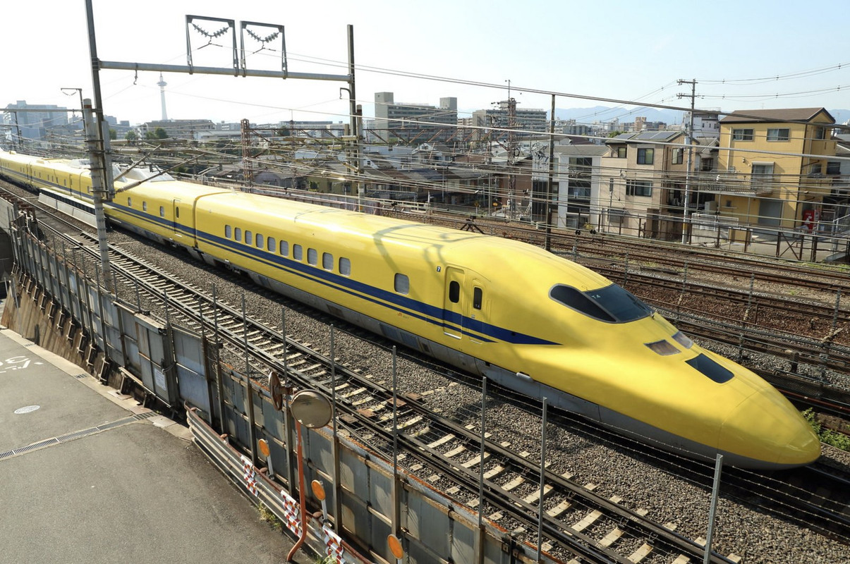 yellow-bullet-train-dis2.jpg