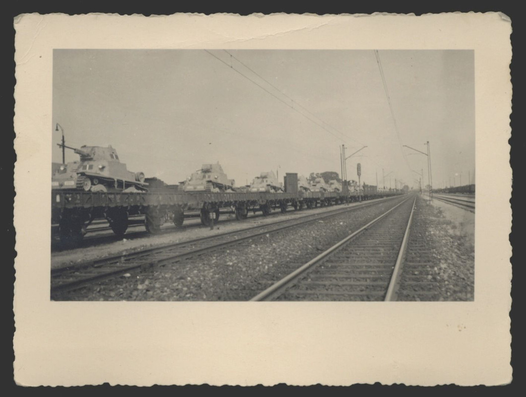Panzer auf Eisenbahnhängern in Warschau , Polen