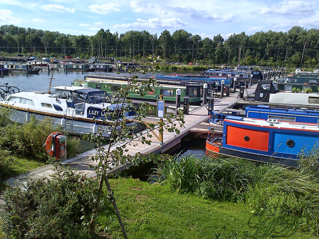 Roydon-Marina-narrowboats-HD.jpg