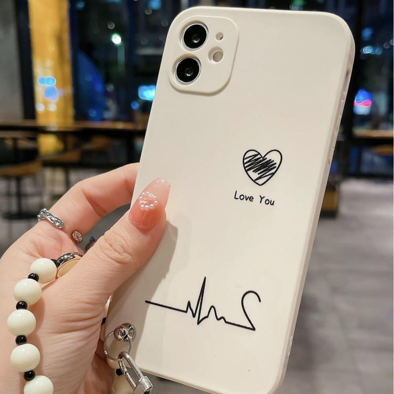 Foto de Funda beige con diseño de corazón. Incluye correa de mano.